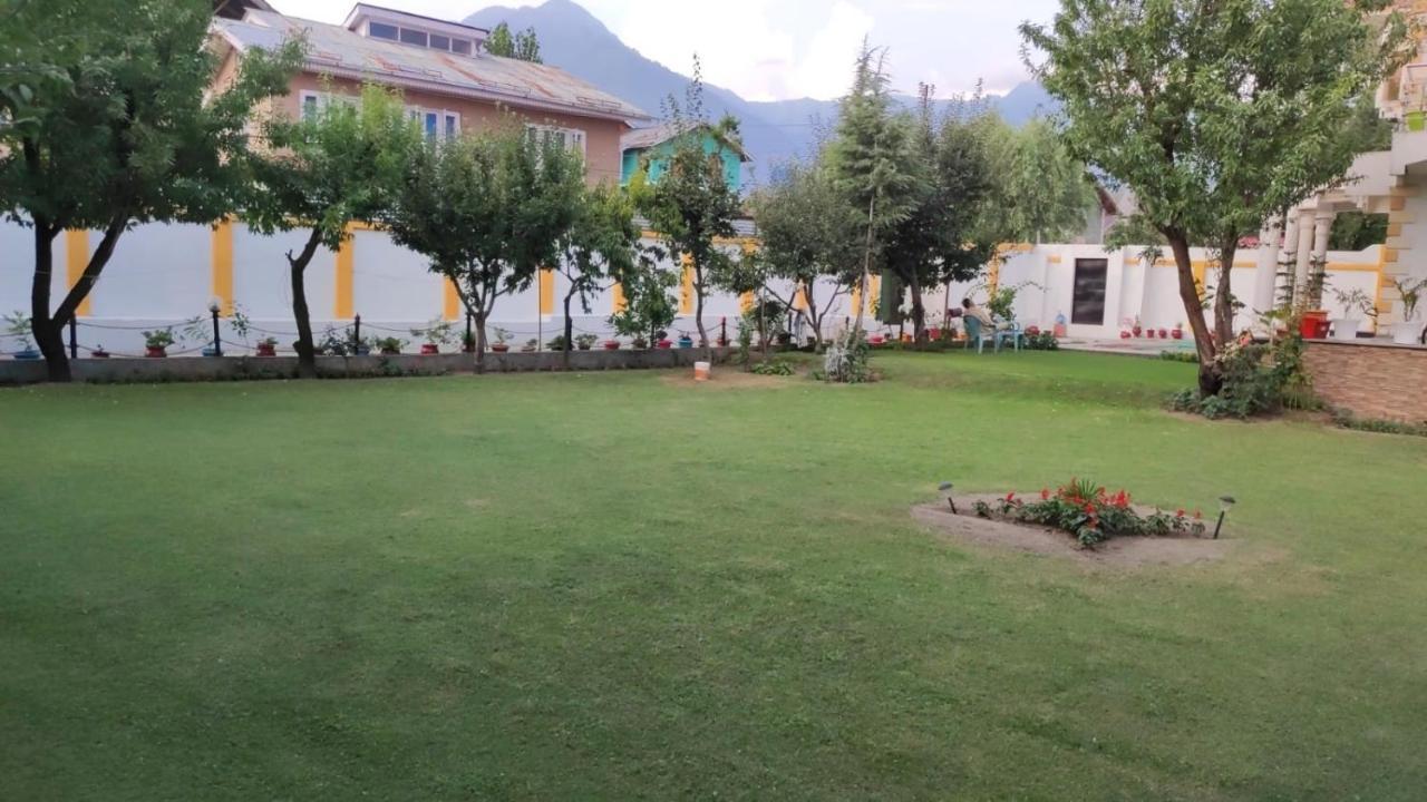 The Clover Inn Srīnagar 外观 照片