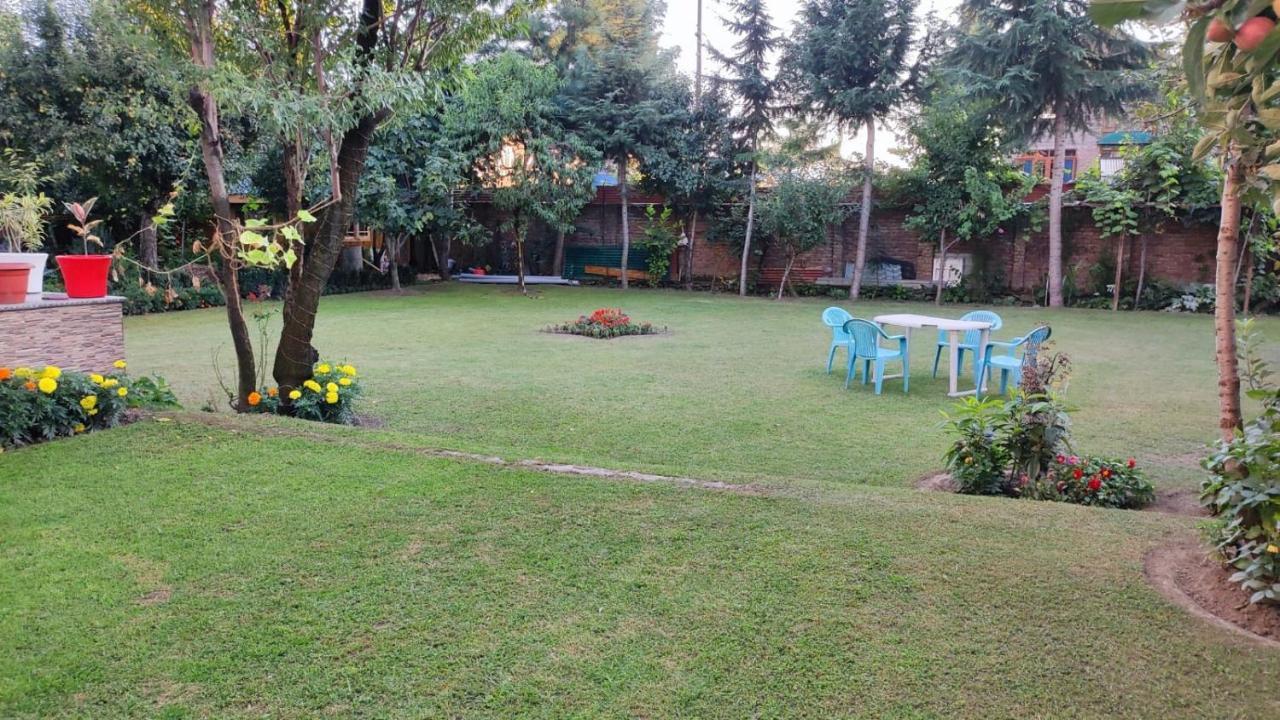 The Clover Inn Srīnagar 外观 照片