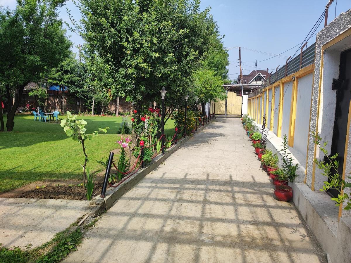 The Clover Inn Srīnagar 外观 照片