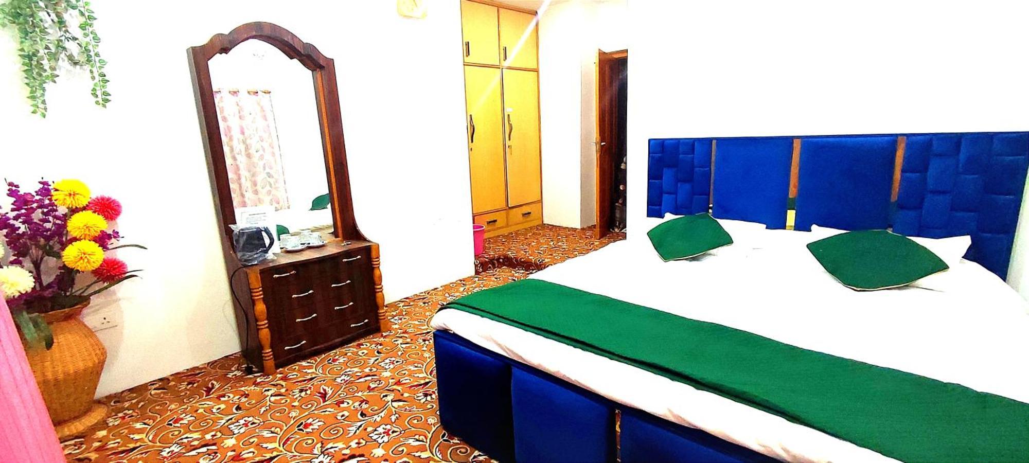 The Clover Inn Srīnagar 外观 照片